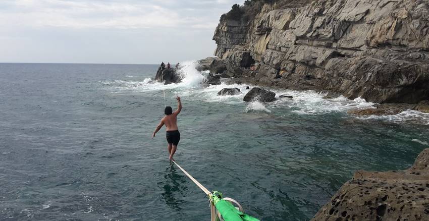Slackline su acqua